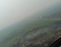 Polsek Manis Mata Bersama Perusahaan Gelar Water Bombing, Percepat Penanganan Karhutla di Desa Suka Ramai