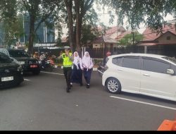 Wujudkan Kepedulian, Personel Polda Kalbar Bantu Korban Laka Lantas dan Seberangkan Anak Sekolah