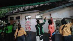 Bersihkan Coretan, Ojol Bersama Polresta dan Pemkot Pontianak Cat Ulang Pos Kamtibmas Bundaran Untan