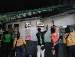 Bersihkan Coretan, Ojol Bersama Polresta dan Pemkot Pontianak Cat Ulang Pos Kamtibmas Bundaran Untan