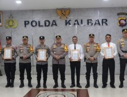 Kapolda Kalbar Berikan Penghargaan kepada Lima Personel Berprestasi