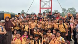 Ketua Komisi V DPR RI Lasarus dan Bupati Kapuas Hulu Tinjau Jembatan Gantung Tanjung Karang