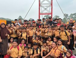 Ketua Komisi V DPR RI Lasarus dan Bupati Kapuas Hulu Tinjau Jembatan Gantung Tanjung Karang